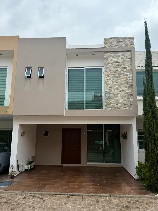 Casa en venta en Calzada de las Flores, REAL DE VALDEPEÑAS, Zapopan