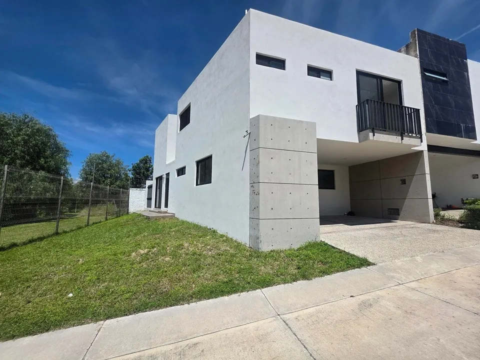 Casa en Venta en Esquina en Madeiras