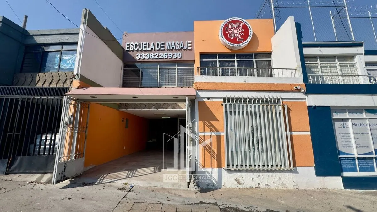 Casa con Uso Comercial en Venta – Av. Federalismo | Jardines del Country
