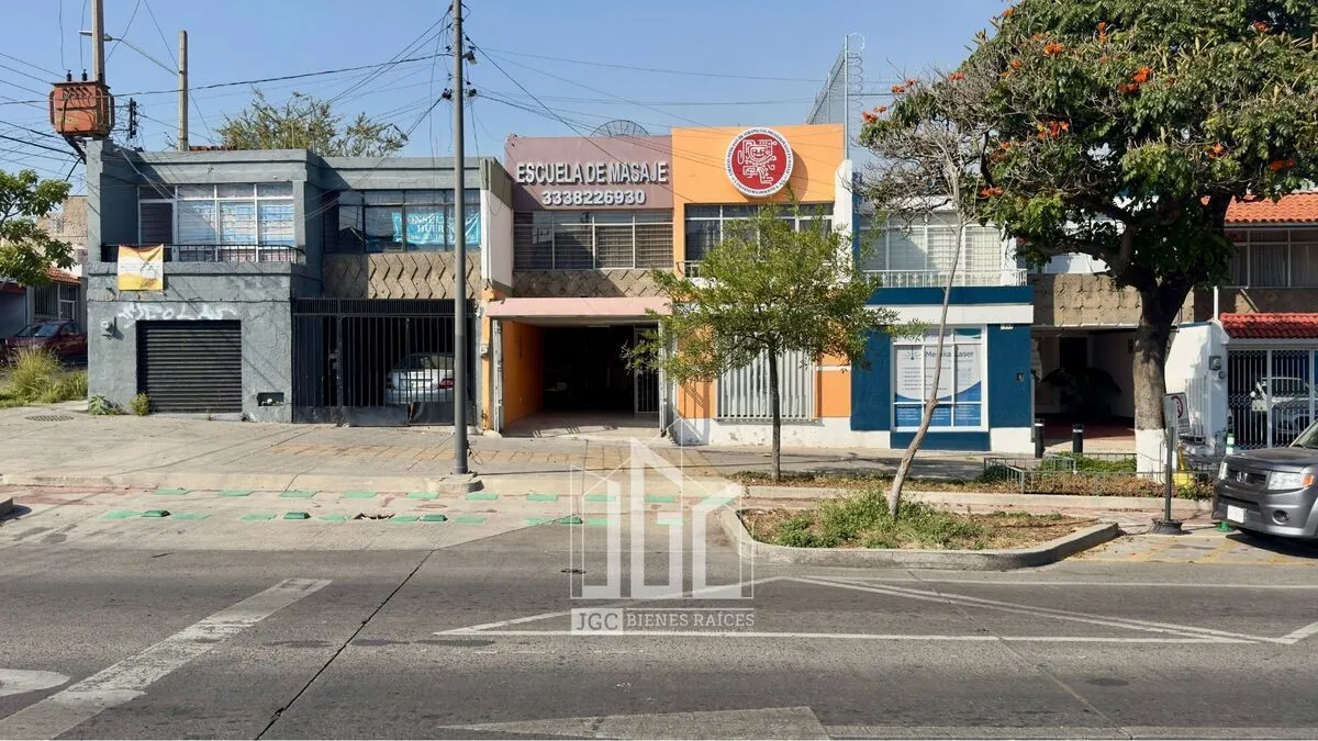 Foto 2 de Casa con Uso Comercial en Venta – Av. Federalismo | Jardines del Country