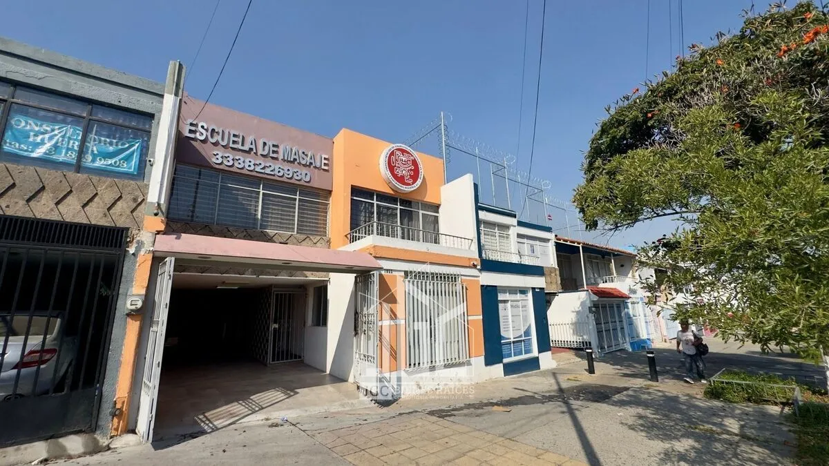 Foto 3 de Casa con Uso Comercial en Venta – Av. Federalismo | Jardines del Country