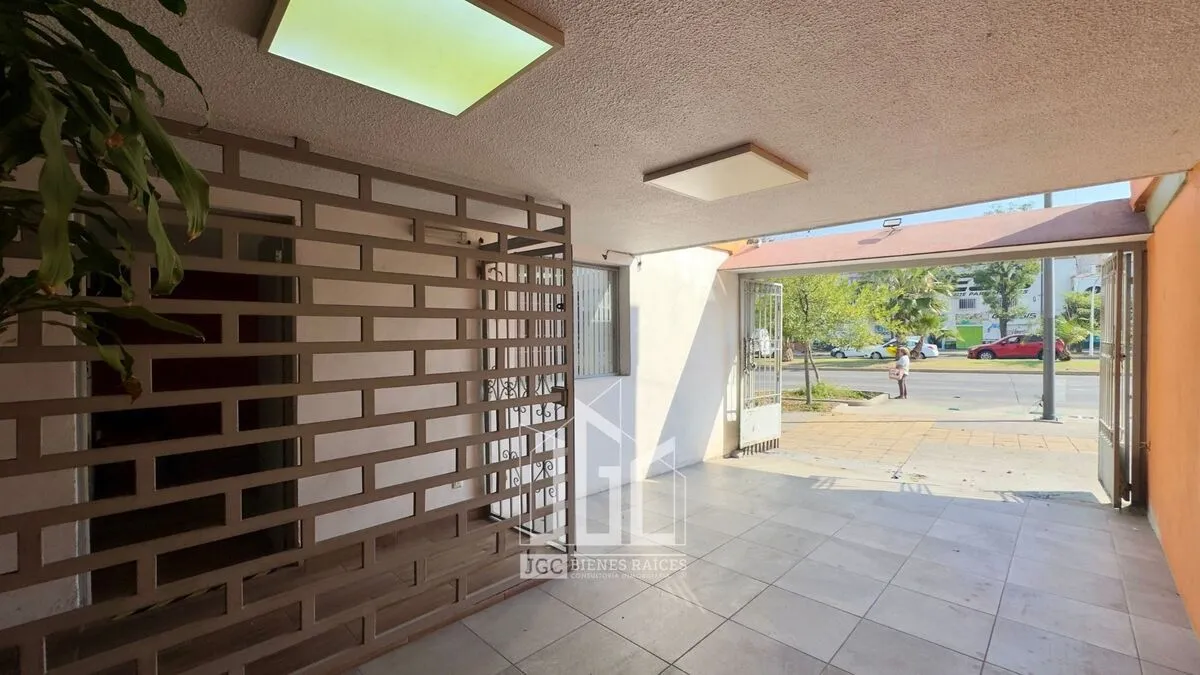 Foto 6 de Casa con Uso Comercial en Venta – Av. Federalismo | Jardines del Country
