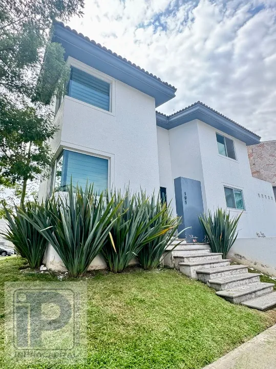 Casa en Renta en Jardín Real En Esquina con amplio Terreno