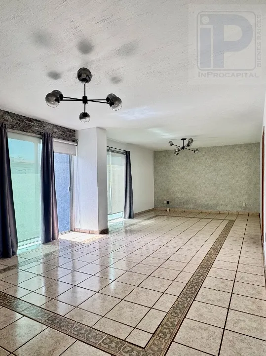 Foto 2 de Casa en Renta en Jardín Real En Esquina con amplio Terreno