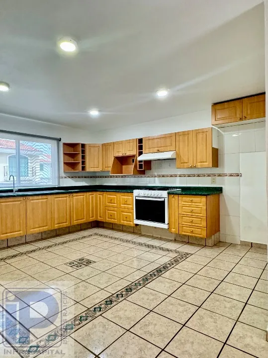 Foto 3 de Casa en Renta en Jardín Real En Esquina con amplio Terreno