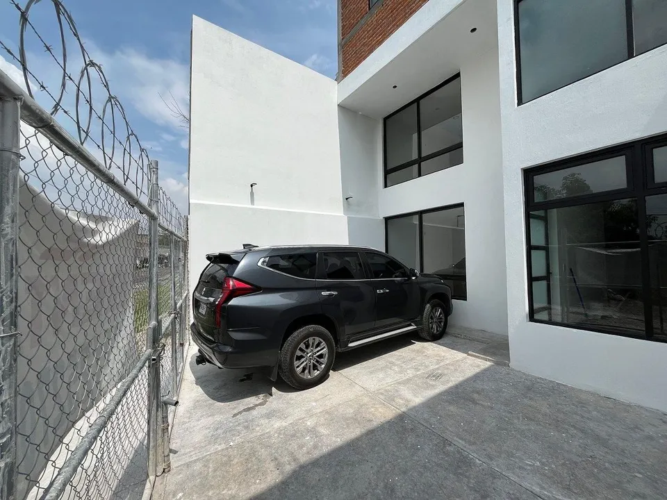 Foto 2 de Edificio en Venta en San Agustin - Paseo del Cortijo 15