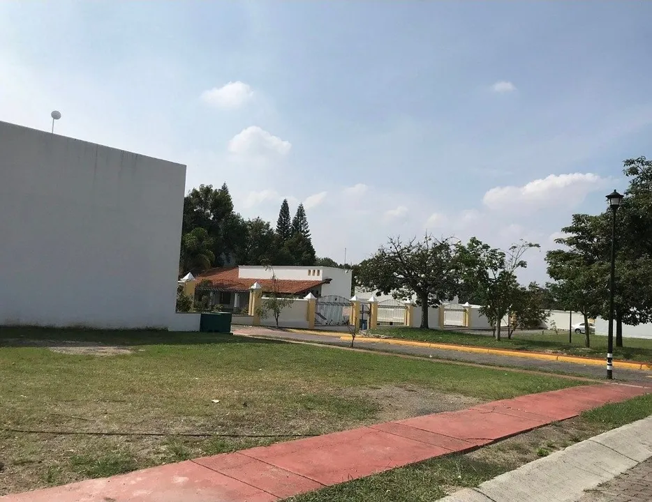 TERRENO EN VENTA LOS ROBLES FTE. AL ANGEL LEAÑO