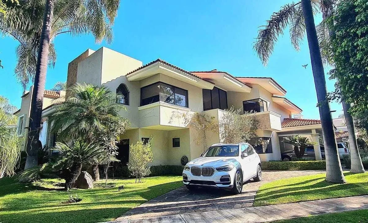 HERMOSA RESIDENCIA FRENTE A PARQUE EN VALLE REAL
