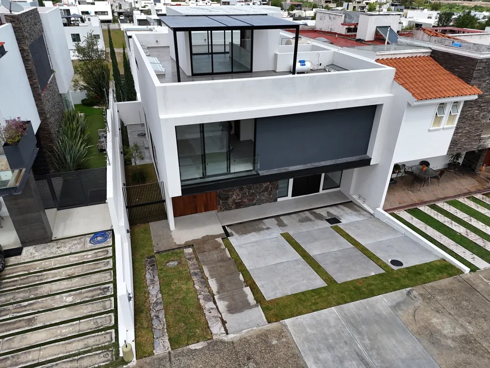 Foto 2 de Casa NUEVA y de Lujo en Venta! Fracc. Los Robles, Zapopan, Jalisco