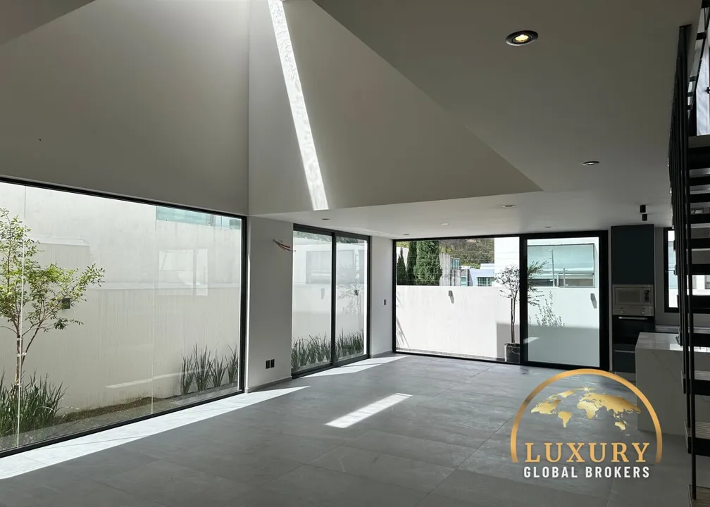 Foto 4 de Casa NUEVA y de Lujo en Venta! Fracc. Los Robles, Zapopan, Jalisco