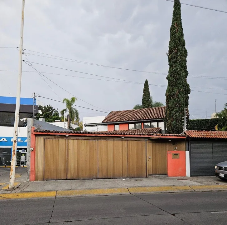 Casa en Av Lázaro Cardenas ideal para desarrollar