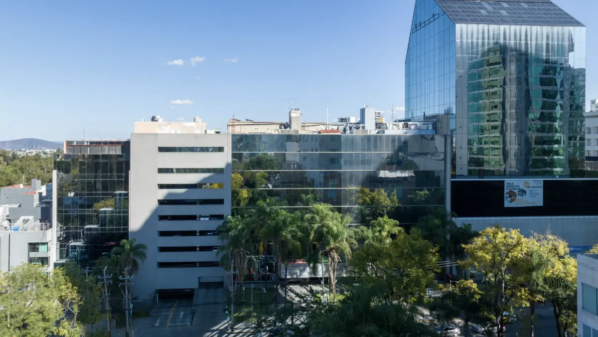 Renta Oficina en Country Club, Piso Corporativo Equipado