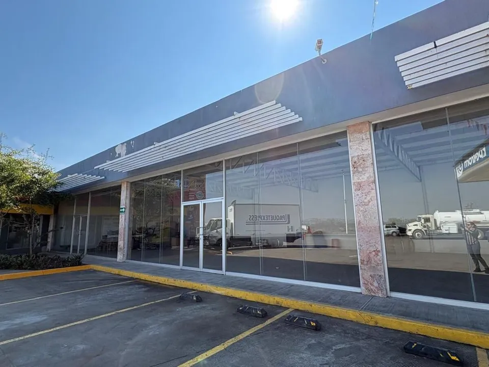 Foto 2 de LOCAL - COMERCIAL EN RENTA A 2 KM. DEL AEROPUERTO DE GDL