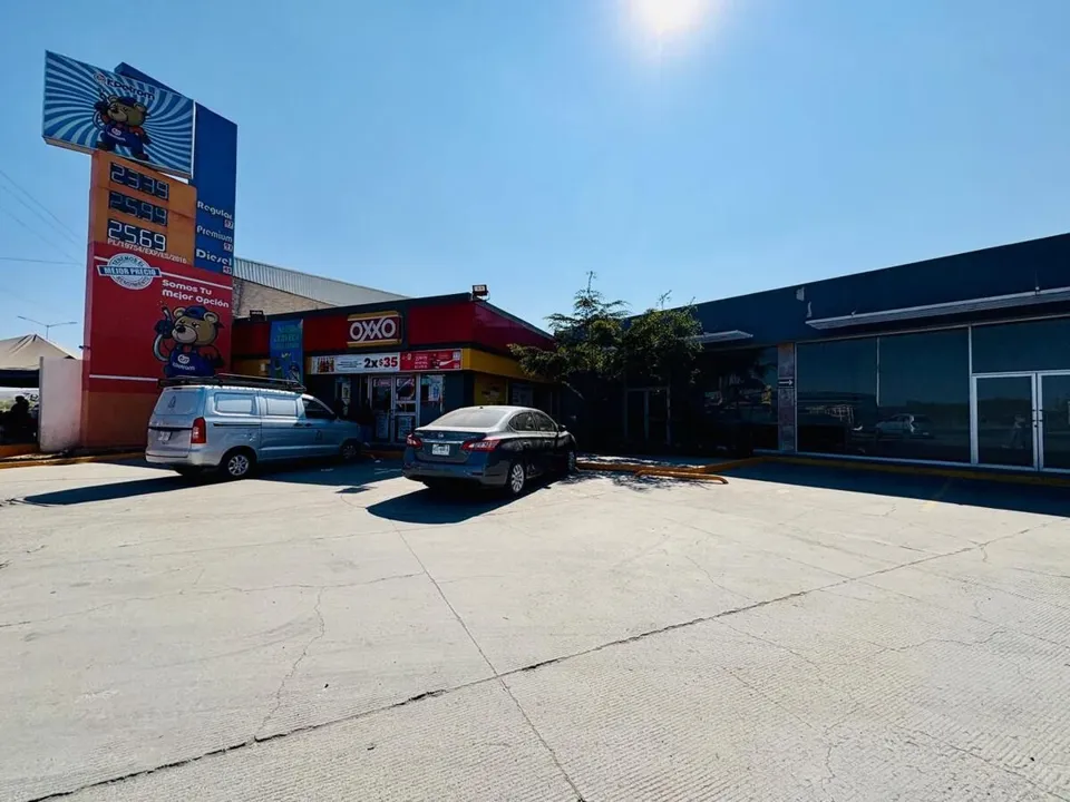 Foto 6 de LOCAL - COMERCIAL EN RENTA A 2 KM. DEL AEROPUERTO DE GDL