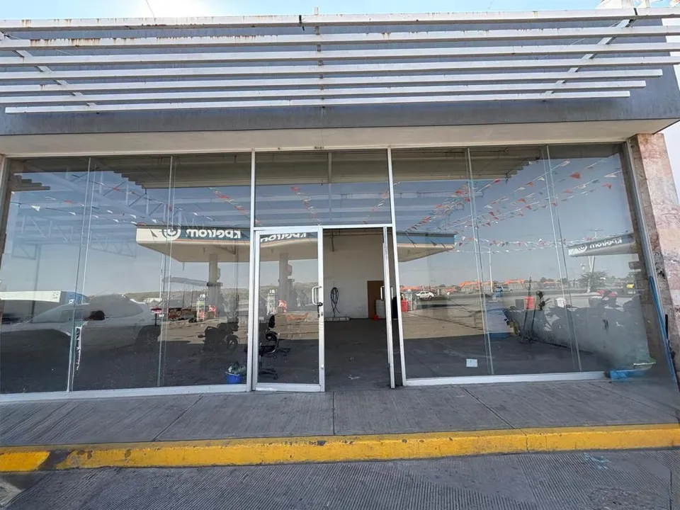 Foto 9 de LOCAL - COMERCIAL EN RENTA A 2 KM. DEL AEROPUERTO DE GDL
