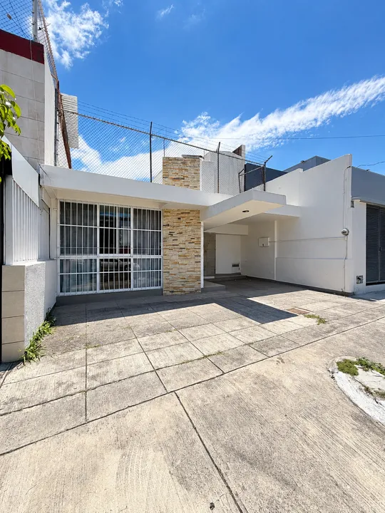 CASA EN VENTA · JARDINES DEL BOSQUE