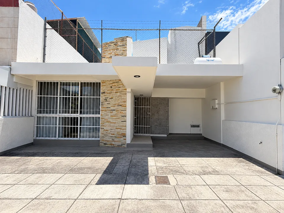 Foto 2 de CASA EN VENTA · JARDINES DEL BOSQUE