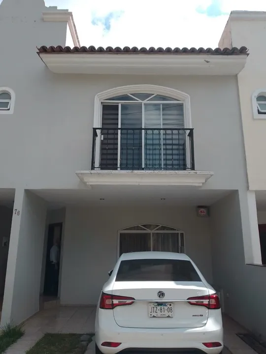 CASA HABITACION EN PARQUES DE GUADALUPE