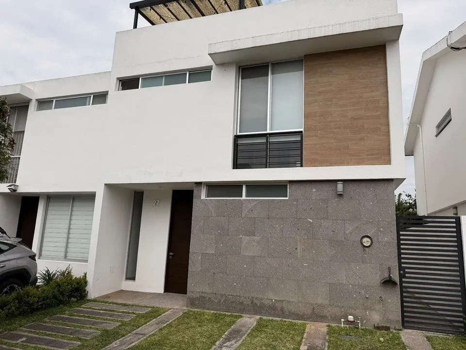 Casa de 3 niveles con estudio y terraza en RENTA junto a Galerías Santa Anita