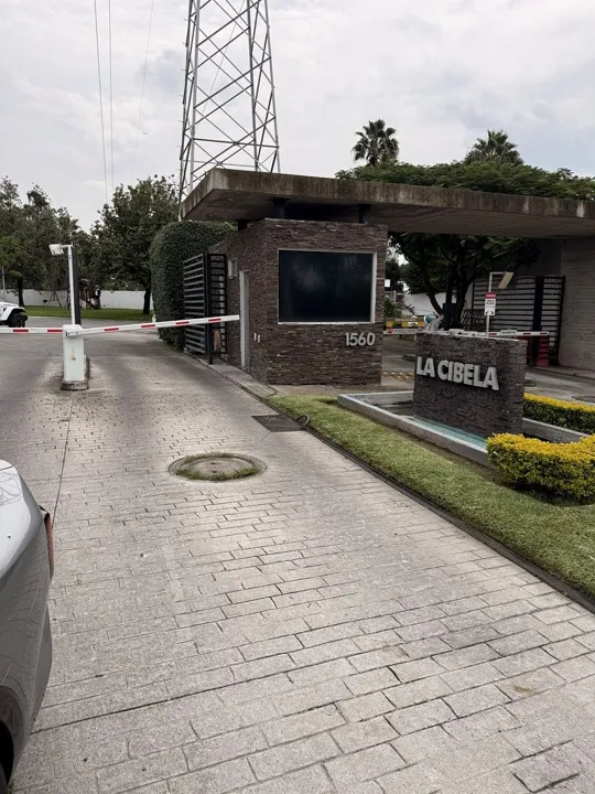 Foto 2 de Casa de 3 niveles con estudio y terraza en RENTA junto a Galerías Santa Anita
