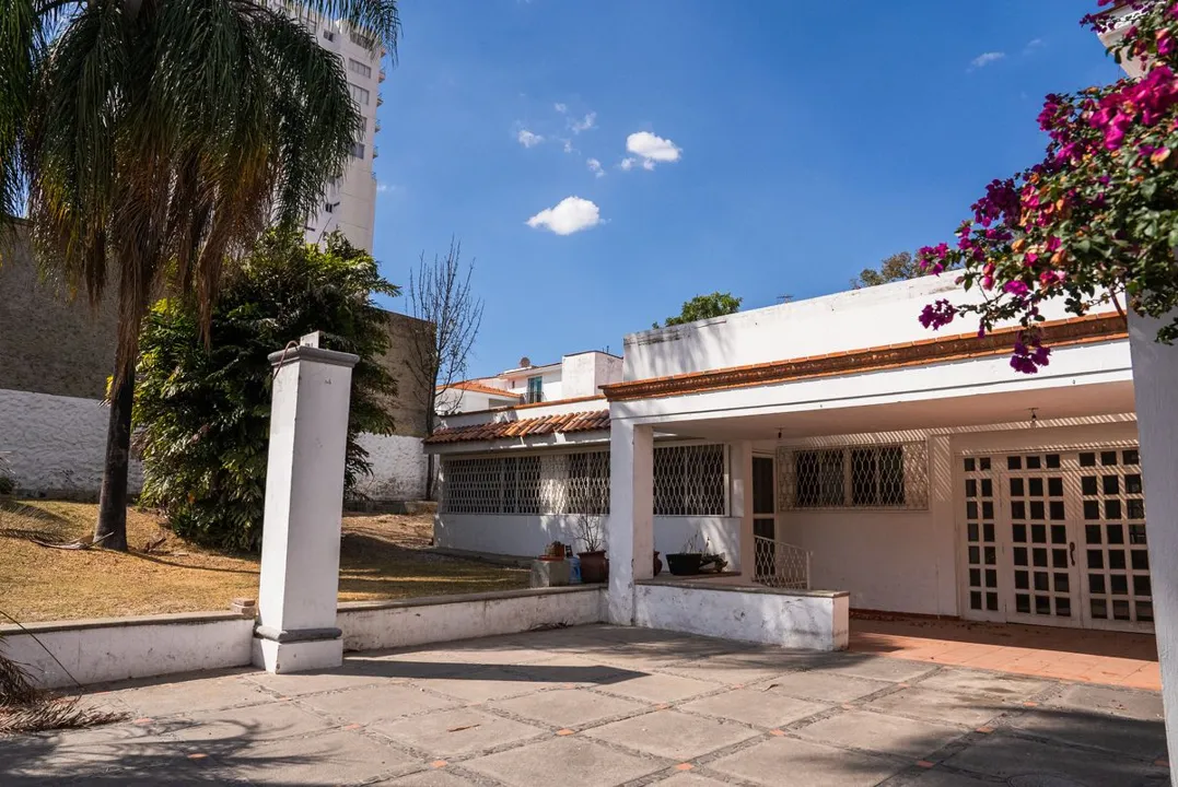 Foto 2 de CASA EN VENTA EN ESQUINA LOMAS ALTAS, ZAPOPAN