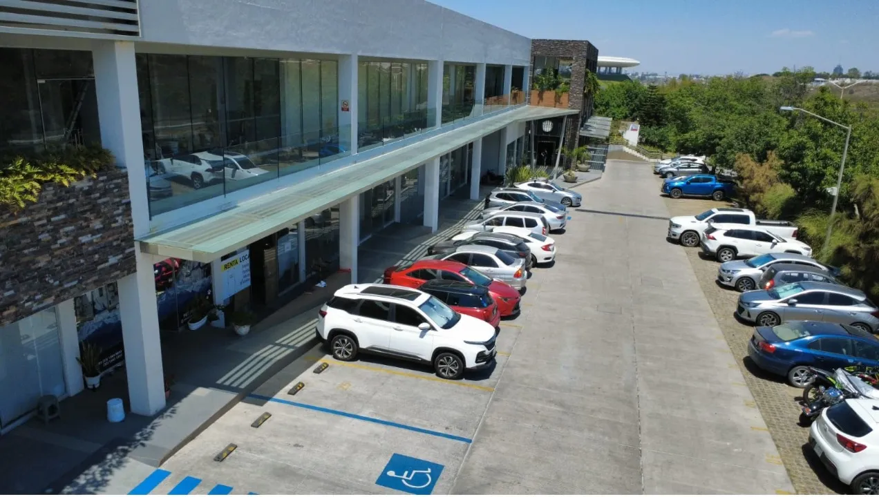 Local Comercial en renta en Avenida del Bosque, Bajío II, Zapopan