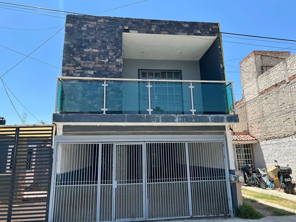 Casa en venta en Valle Dorado Inn, Tlajomulco | 4 recámaras y sala de TV