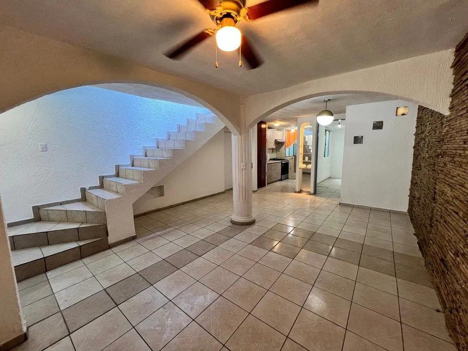 Foto 2 de Casa en venta en Valle Dorado Inn, Tlajomulco | 4 recámaras y sala de TV