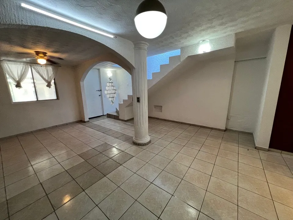 Foto 3 de Casa en venta en Valle Dorado Inn, Tlajomulco | 4 recámaras y sala de TV