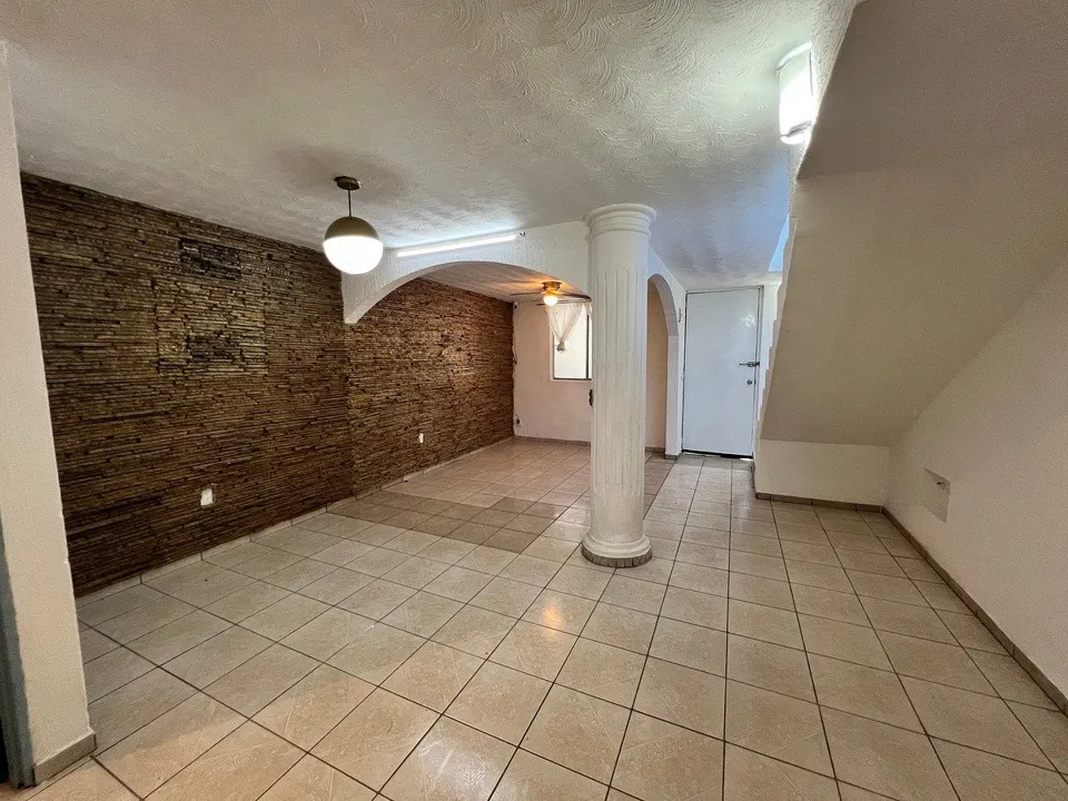 Foto 4 de Casa en venta en Valle Dorado Inn, Tlajomulco | 4 recámaras y sala de TV