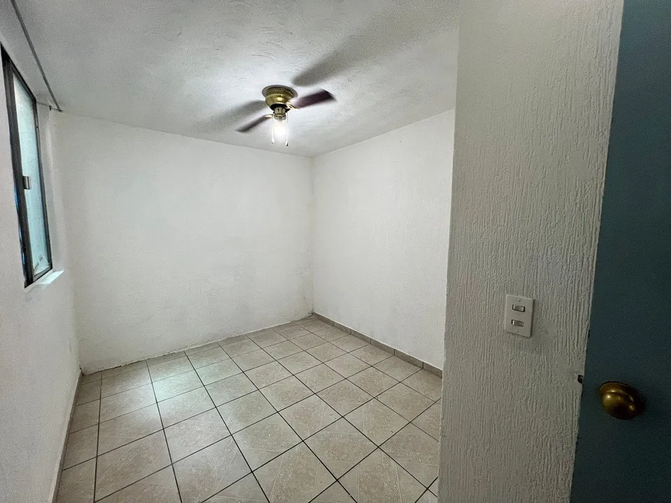 Foto 8 de Casa en venta en Valle Dorado Inn, Tlajomulco | 4 recámaras y sala de TV