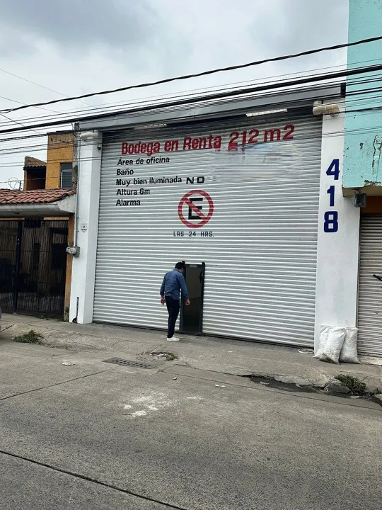 Bodega Comercial, En Renta.  Colonia San Carlos. Guadalajara. Jalisco.